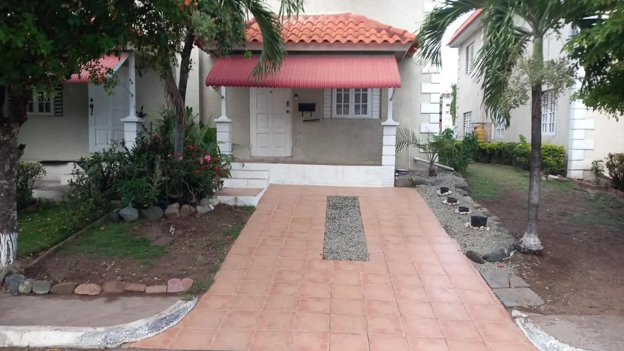 Spacious & Cozy 2 Bedrooms Townhouse In Gated Community, Excellent Location In Kgn8