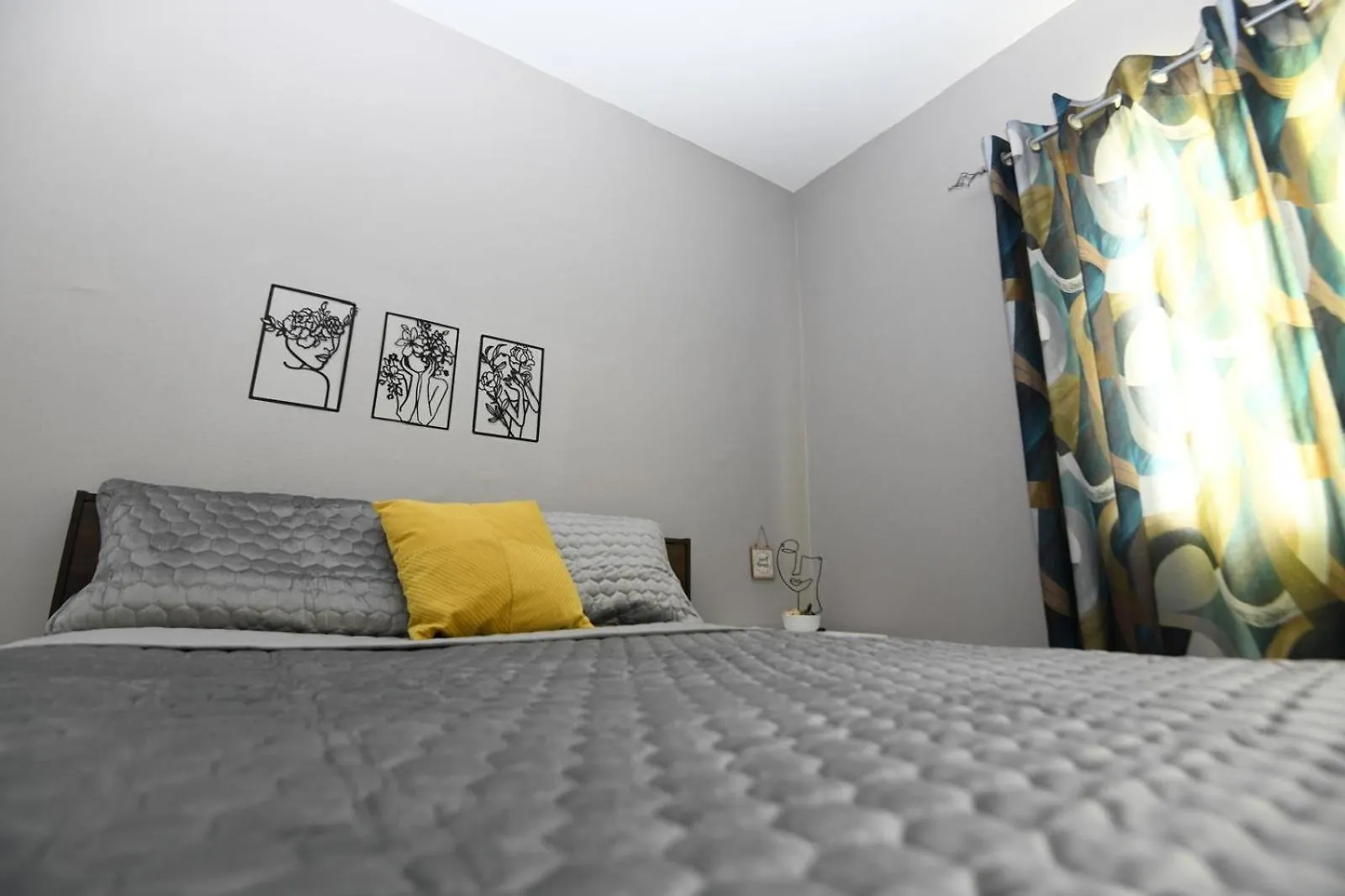 Spacious & Cozy 2 Bedrooms Townhouse In Gated Community, Excellent Location In Kgn8 Kingston