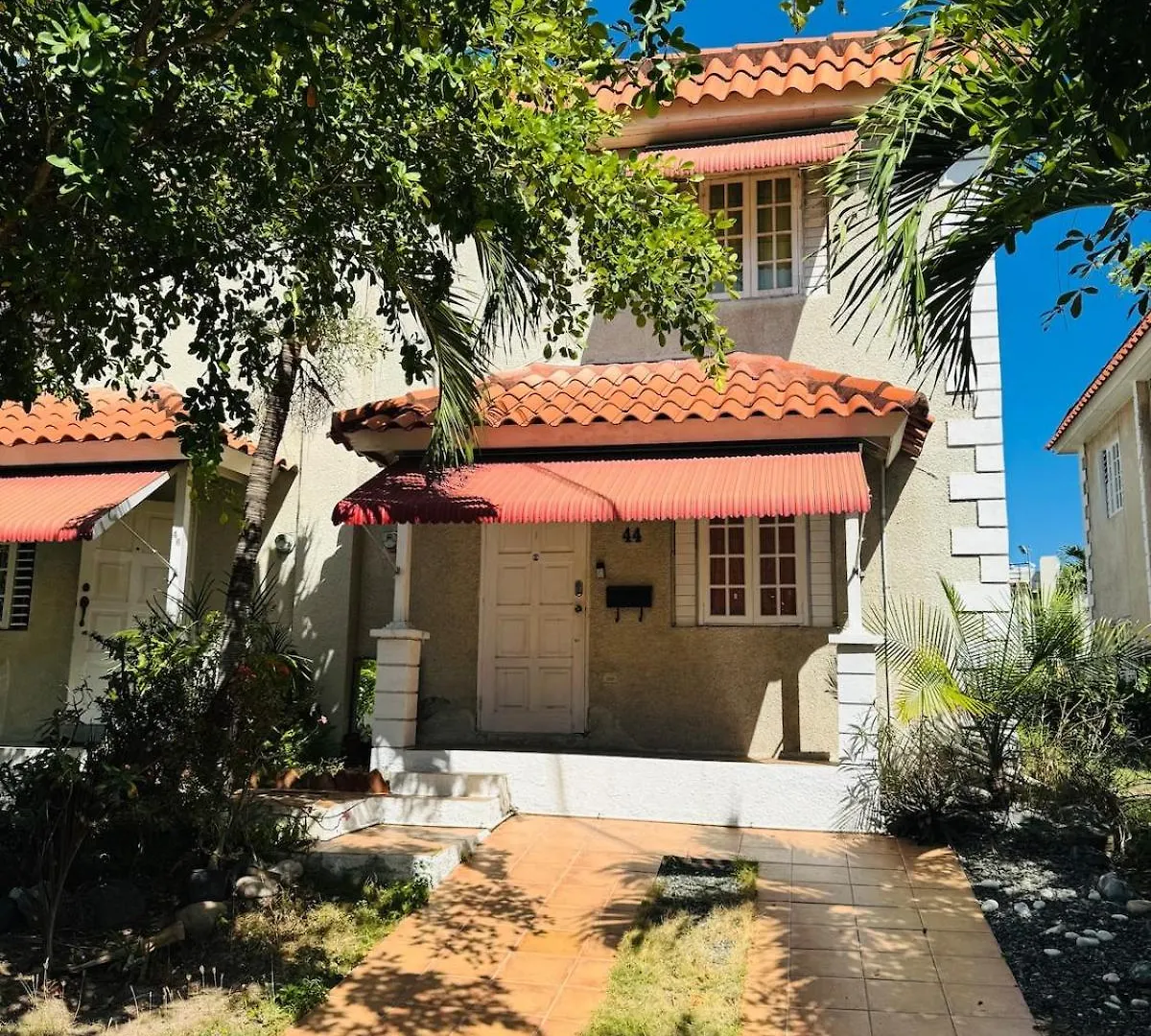 Spacious & Cozy 2 Bedrooms Townhouse In Gated Community, Excellent Location In Kgn8 0*, Kingston Jamaika