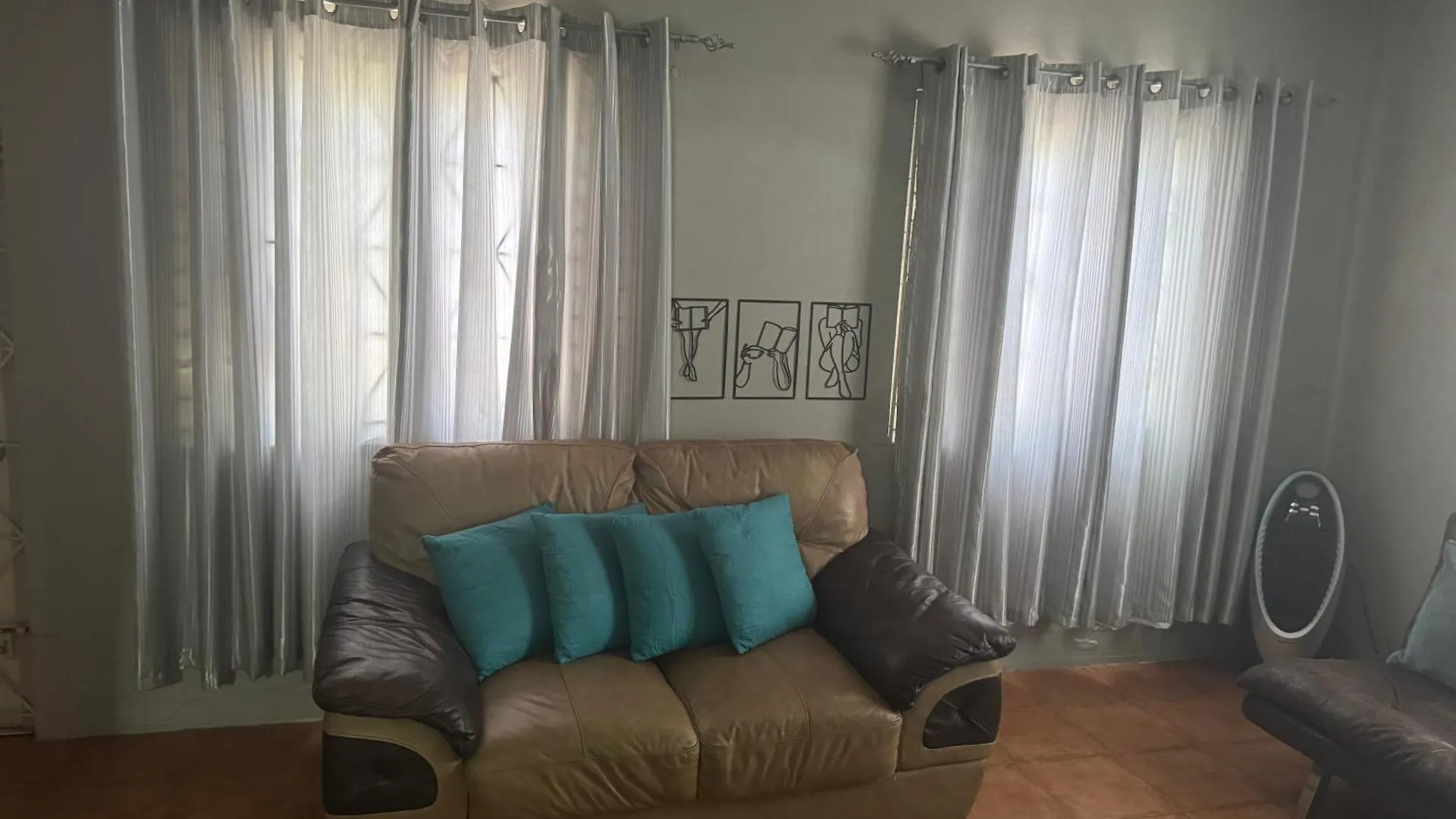 Spacious & Cozy 2 Bedrooms Townhouse In Gated Community, Excellent Location In Kgn8 0*, Kingston Jamaika