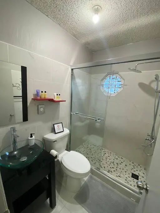 Spacious & Cozy 2 Bedrooms Townhouse In Gated Community, Excellent Location In Kgn8 Jamajka