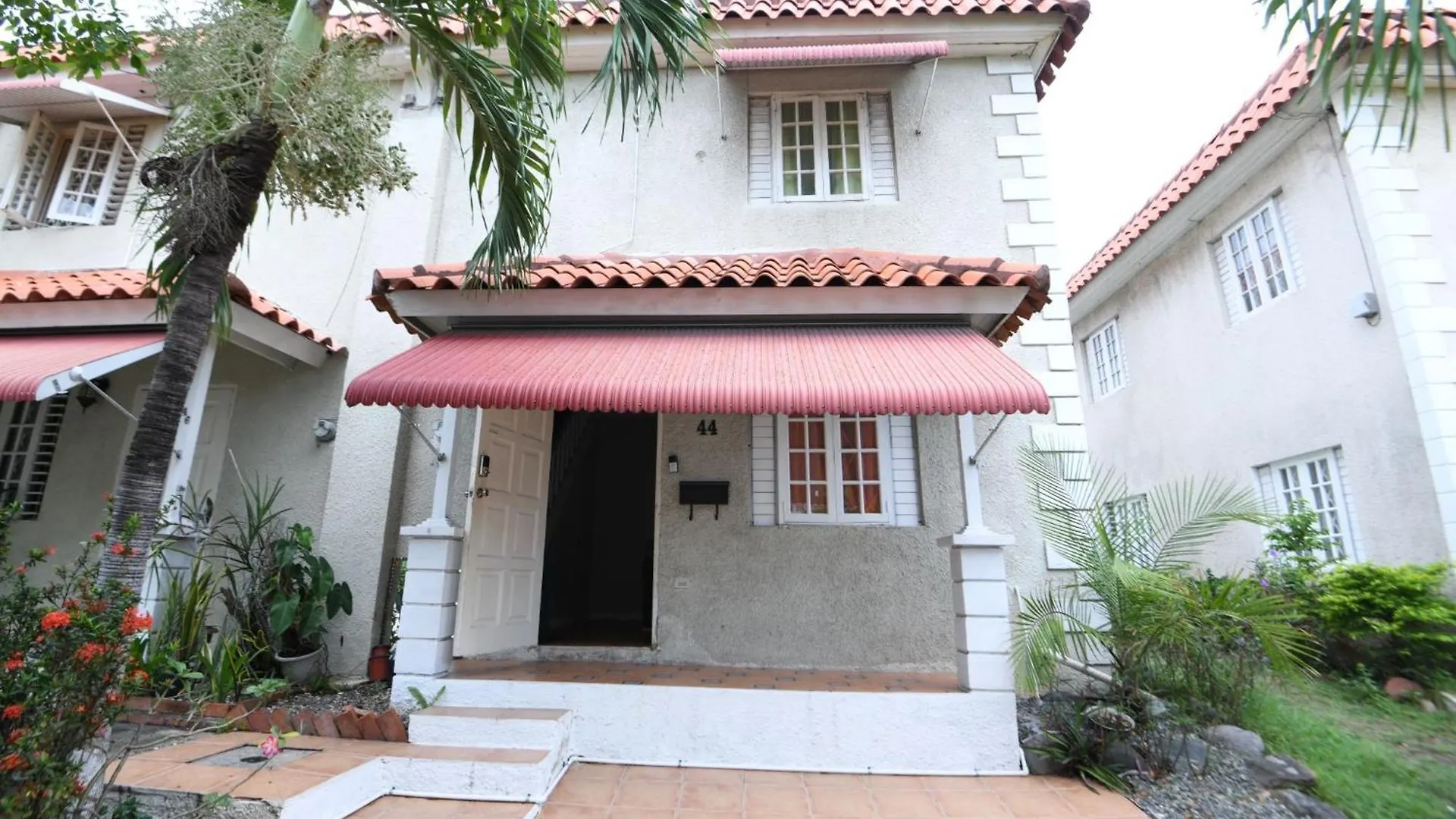 Spacious & Cozy 2 Bedrooms Townhouse In Gated Community, Excellent Location In Kgn8 Prázdninový dům Kingston
