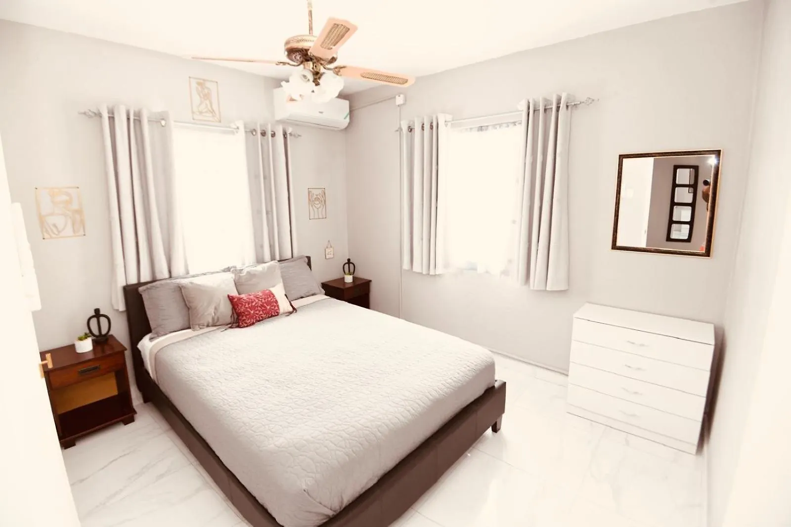 Spacious & Cozy 2 Bedrooms Townhouse In Gated Community, Excellent Location In Kgn8