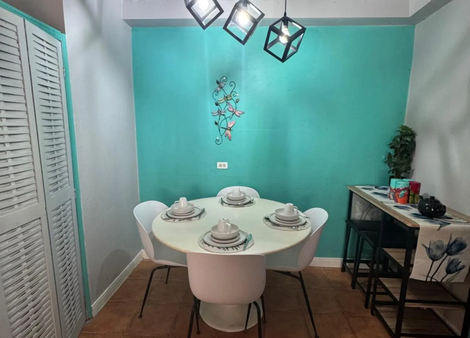 Spacious & Cozy 2 Bedrooms Townhouse In Gated Community, Excellent Location In Kgn8 Jamajka