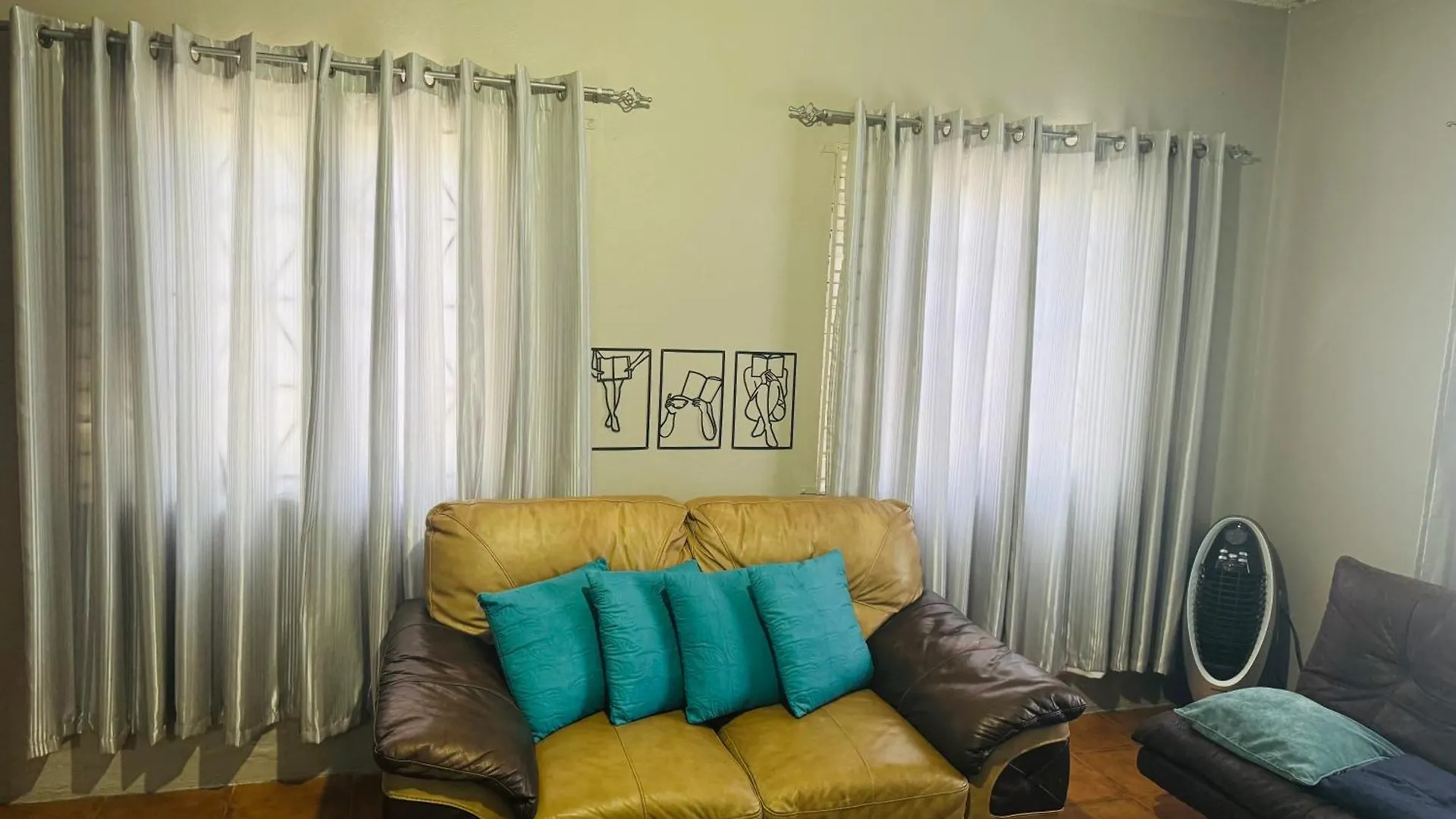 Spacious & Cozy 2 Bedrooms Townhouse In Gated Community, Excellent Location In Kgn8 Jamajka